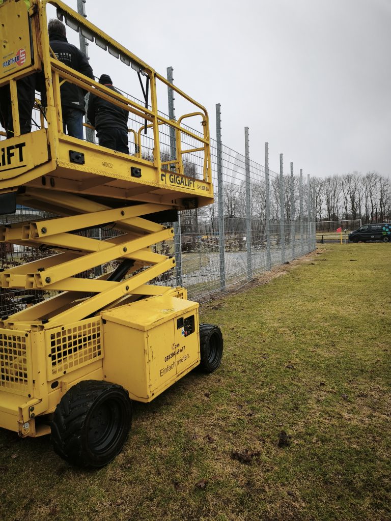 Velgaster SV - Landkreis Vorpommern Rügen fördert neuen Ballfangzaun am Trainingsplatz 2 Velgaster SV - IMG 20260314 095613 1