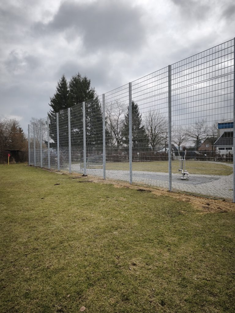 Velgaster SV - Landkreis Vorpommern Rügen fördert neuen Ballfangzaun am Trainingsplatz 1 Velgaster SV - IMG 20260315 104856 1